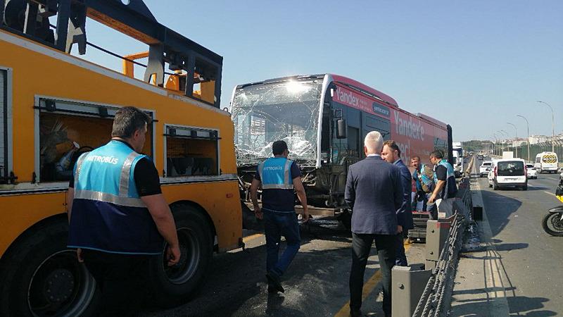 Haliç Köprüsü'nde kaza! Arızalı metrobüsü taşıyan vinç bariyere sürttü-3