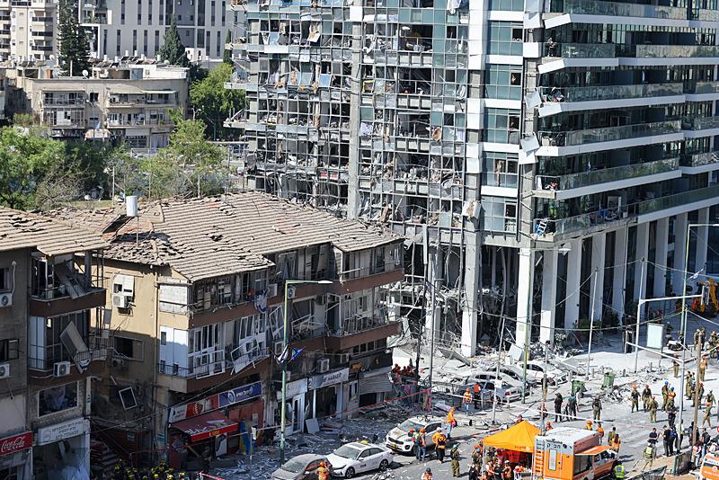 İran'ın, İsrail'in saldırılarına misilleme olarak fırlattığı füzelerden bir kısmı, Tel Aviv'in doğusundaki Ramat Gan kentine isabet etti. Saldırı sonucu bazı binalarda hasar oluştu (AA)