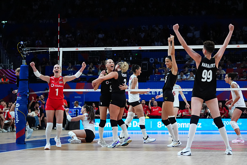 A Milli Kadın Voleybol Takımımızın sayı sevinci (AA)