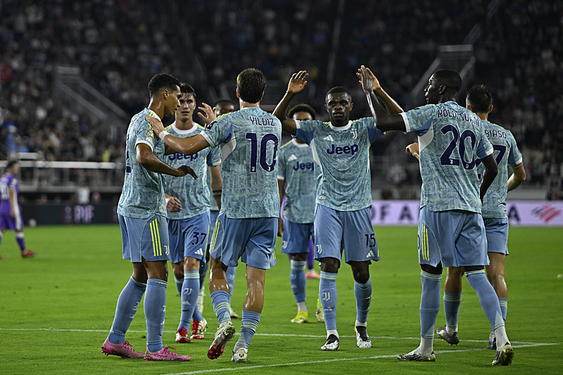 Kenan Yıldız'ın takım arkadaşlarıyla yaşadığı gol sevinci (AA)