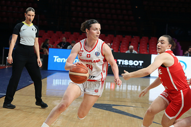 Nadia Constantin ve Derin Erdoğan (EPA)