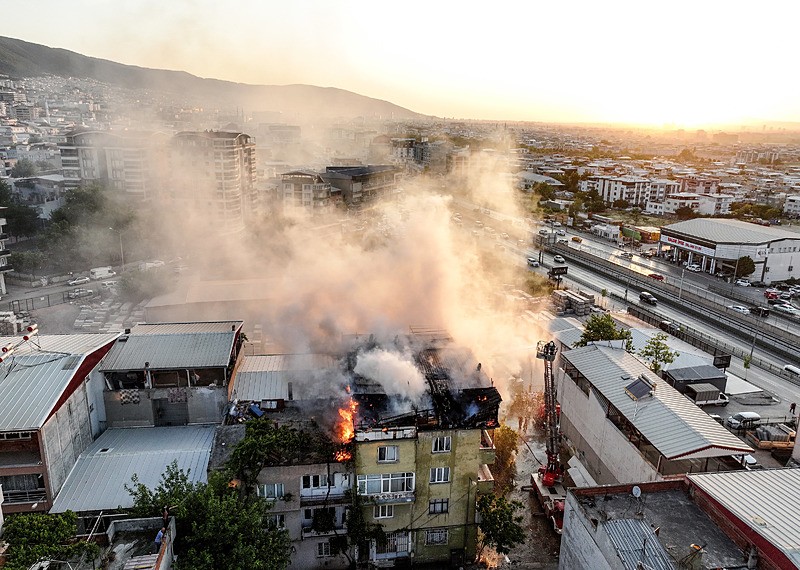 Bursa’da binanın çatı katında çıkan yangında bir kişinin cansız bedeni bulundu. (AA)