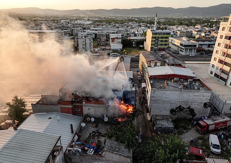 Bursa’da binanın çatı katında çıkan yangında bir kişinin cansız bedeni bulundu. (AA)