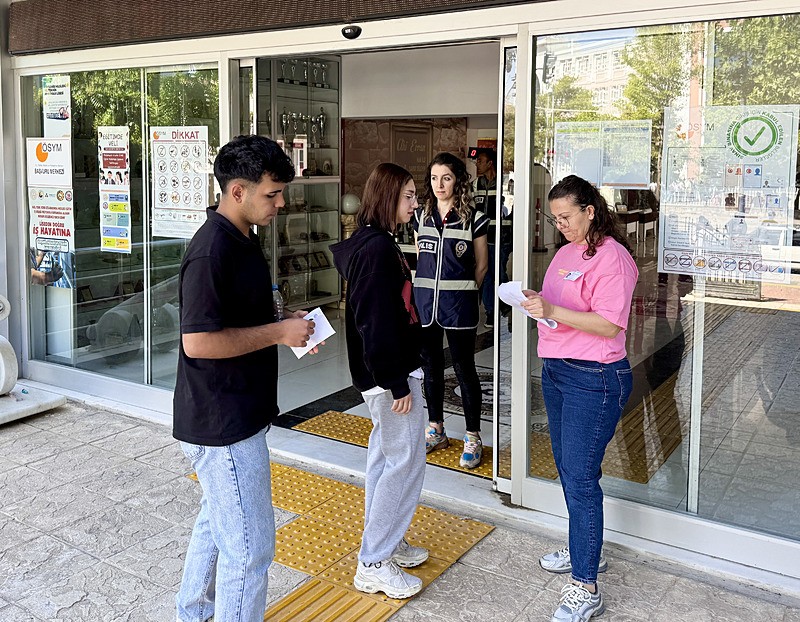 YKS için merkezlere gelen öğrenciler kimlik kontrolünün ardından sınav salonlarına alındı (AA)