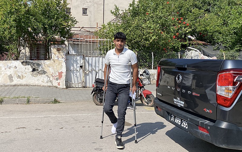 Hatay'da, Ölçme Seçme ve Yerleştirme Merkezi (ÖSYM) tarafından düzenlenen Yükseköğretim Kurumları Sınavı'nın (YKS) ilk oturumu Temel Yeterlilik Testi (TYT) için adaylar, kimlik kontrollerinin ardından salonlara alındı (AA)