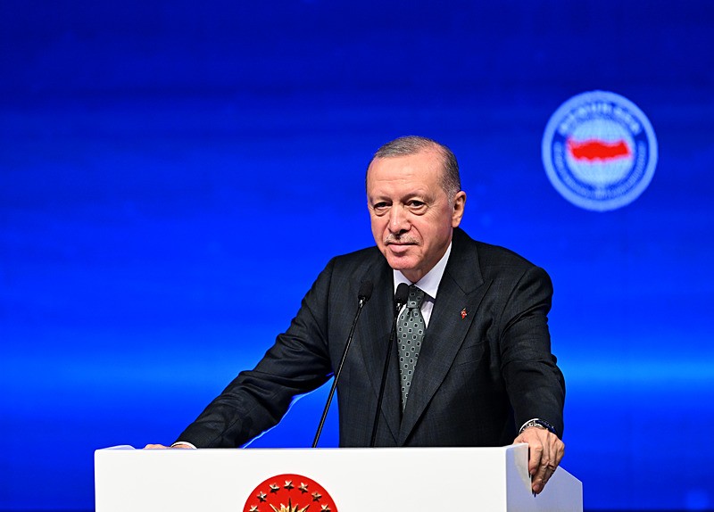 Başkan Recep Tayyip Erdoğan, ATO Congresium'da, Memur-Sen 30. Yıl Vefa Buluşması programına katılarak konuşma yaptı. (AA)