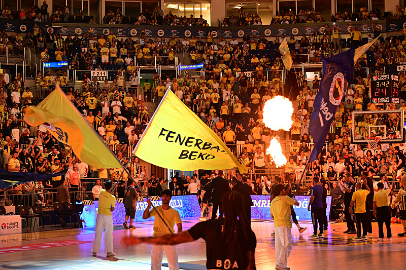 Fenerbahçe Beko taraftarları tribünleri doldurdu (AA)