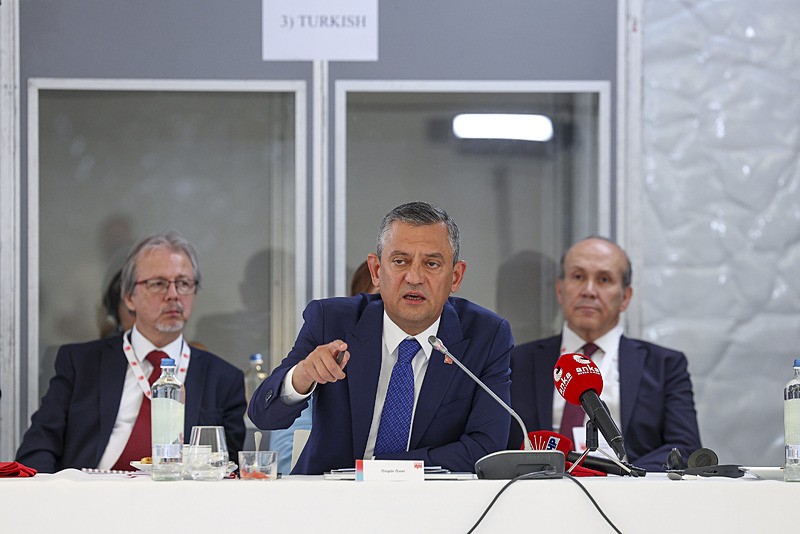 Özgür Özel Avrupa'da Türkiye'yi şikayet edip ʺErdoğan'a baskı uygulayınʺ diye yalvardı (Takvim.com.tr)