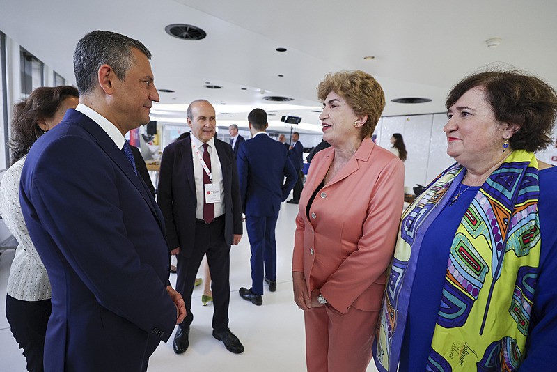 Özgür Özel Avrupa'da Türkiye'yi şikayet edip ʺErdoğan'a baskı uygulayınʺ diye yalvardı (Takvim.com.tr)