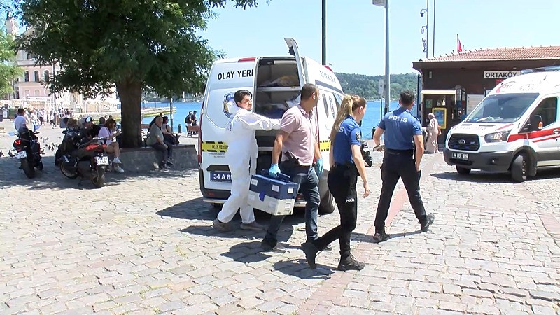 15 Temmuz Şehitler Köprüsü'nde aracından inerek korkulukları aşan bir kişi, boğaza atladı (DHA)