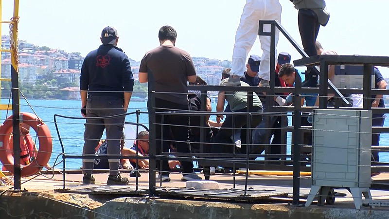 15 Temmuz Şehitler Köprüsü'nde aracından inerek korkulukları aşan bir kişi, boğaza atladı (DHA)