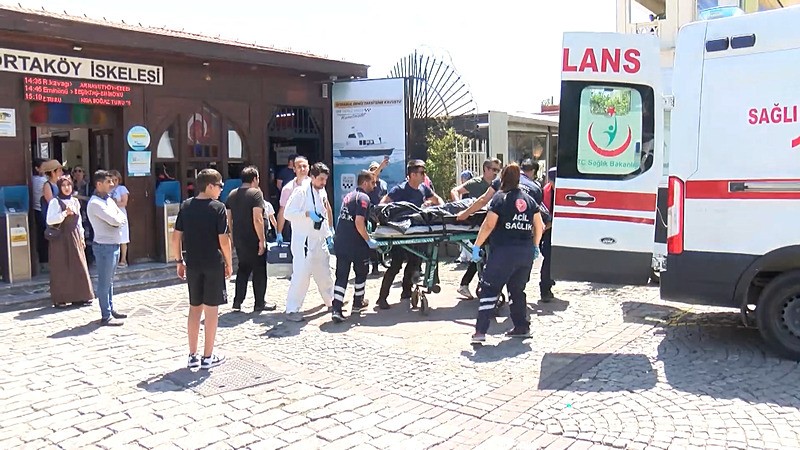 15 Temmuz Şehitler Köprüsü'nde aracından inerek korkulukları aşan bir kişi, boğaza atladı (DHA)