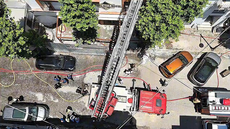 Fatih'te 4 katlı otelin çatısında yangın çıktı (Fotoğraf: DHA)