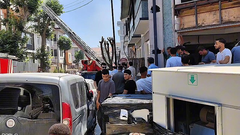 Fatih'te 4 katlı otelin çatısında yangın çıktı (Fotoğraf: DHA)