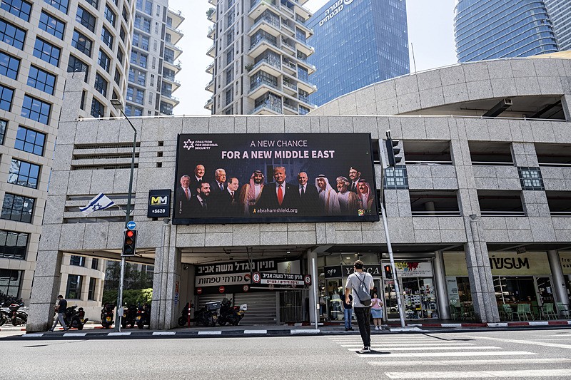 İran'la ateşkes sonrası Tel Aviv'de ʺİsrail'in Arap ülkeleriyle normalleşmesiniʺ talep eden afiş, AA