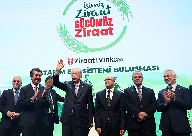Başkan Recep Tayyip Erdoğan, Haliç Kongre Merkezi'nde bu yıl 4'üncüsü düzenlenen ''Ziraat Bankası Tarım Ekosistemi Buluşması''na katıldı. Programda Hazine ve Maliye Bakanı Mehmet Şimşek de yer aldı (AA)