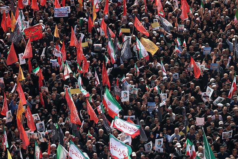 İran'ın başkenti Tahran'da İsrail tarafından öldürülen yetkililer, bilim insanları ve siviller için cenaze töreni düzenlendi, EPA