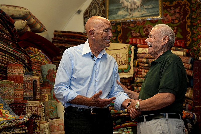 i Tom Barrack, İzmir'in tarihi Kemeraltı Çarşısı'nı gezdi, Kızlarağası Hanı'nda yürüyerek esnaf ve vatandaşlar ile sohbet etti. (AA)