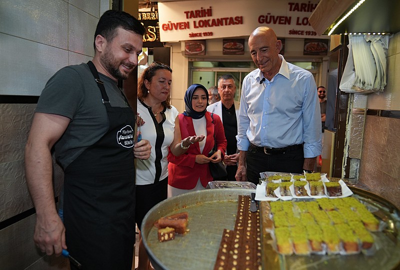 i Tom Barrack, İzmir'in tarihi Kemeraltı Çarşısı'nı gezdi, Kızlarağası Hanı'nda yürüyerek esnaf ve vatandaşlar ile sohbet etti. (AA)