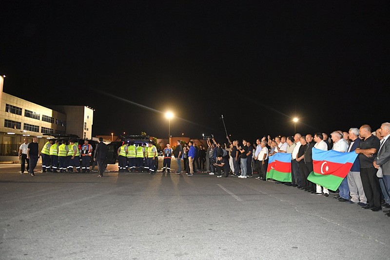 Rusya'nın Yekaterinburg kentinde Federal Güvenlik Servisi (FSB) tarafından Azerbaycanlıların evlerine düzenlenen baskında hayatını kaybeden Azerbaycanlı kardeşler Ziyeddin ve Hüseyn Seferov'un cenazeleri Bakü'ye getirildi, İHA