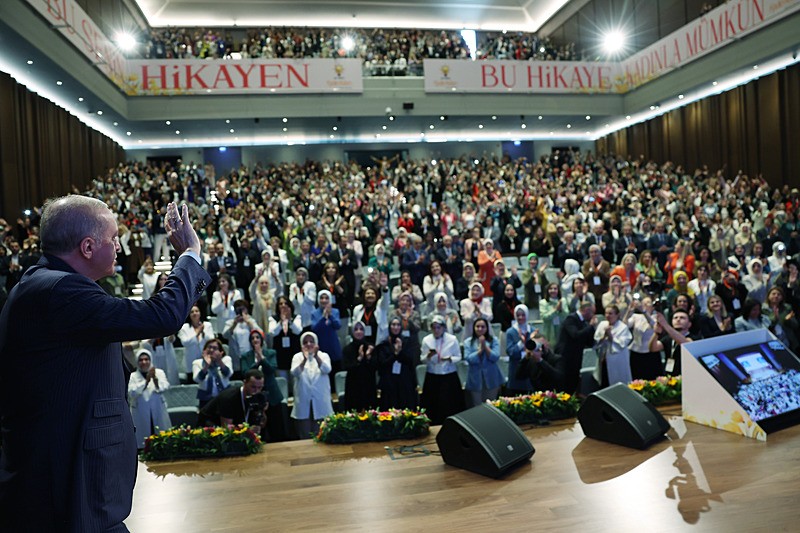 Başkan ve ve AK Parti Genel Başkanı Recep Tayyip Erdoğan, partisinin kongre merkezinde düzenlenen AK Parti Kadın Kolları Genel Merkez AR-GE Başkanlığı Teşkilat Akademisi Liderlik Okulu Kamp Programı'na katıldı. (AA)