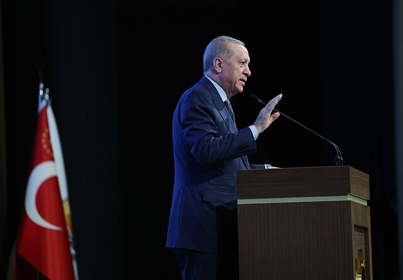 Başkan ve ve AK Parti Genel Başkanı Recep Tayyip Erdoğan, partisinin kongre merkezinde düzenlenen AK Parti Kadın Kolları Genel Merkez AR-GE Başkanlığı Teşkilat Akademisi Liderlik Okulu Kamp Programı'na katıldı. (AA)