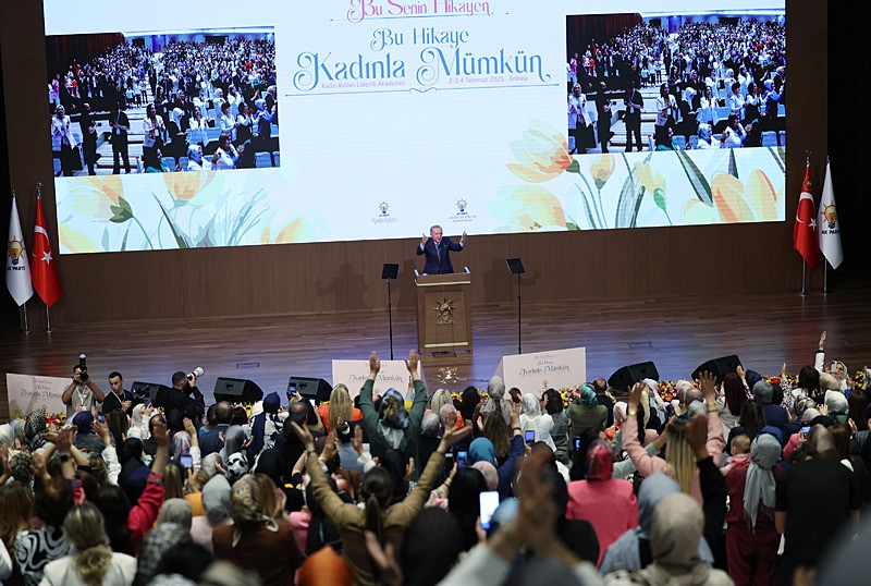 Başkan ve ve AK Parti Genel Başkanı Recep Tayyip Erdoğan, partisinin kongre merkezinde düzenlenen AK Parti Kadın Kolları Genel Merkez AR-GE Başkanlığı Teşkilat Akademisi Liderlik Okulu Kamp Programı'na katıldı. (AA)