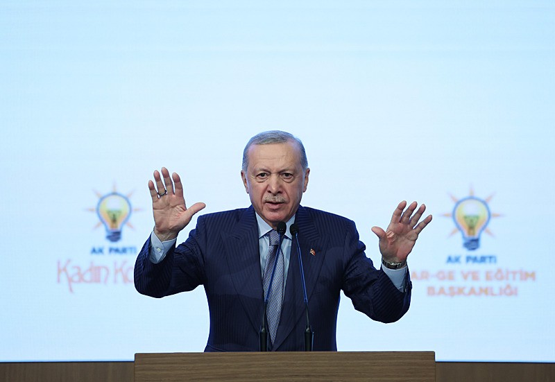 Başkan ve ve AK Parti Genel Başkanı Recep Tayyip Erdoğan, partisinin kongre merkezinde düzenlenen AK Parti Kadın Kolları Genel Merkez AR-GE Başkanlığı Teşkilat Akademisi Liderlik Okulu Kamp Programı'na katıldı. (AA)