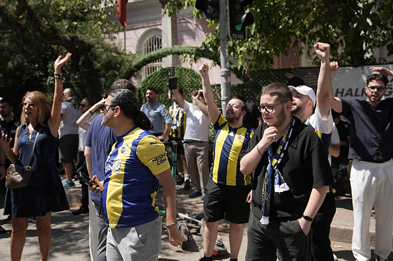 Fenerbahçe Spor Kulübü'nün olağanüstü genel kurula gitmesi amacıyla başlatılan imza kampanyasında bugün 9 bin 700 imza Fenerbahçe Yüksek Divan Kurulu Başkanlığı'na teslim edildi (Fotoğraf: İHA)