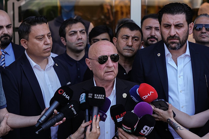 Fenerbahçe'de olağanüstü genel kurula gidilmesi amacıyla toplanan imzalar, kulüp yüksek divan kuruluna teslim edildi. Fenerbahçe 2000 Derneği Başkanı Şevket Yılmaz (ortada) basın mensuplarına açıklamalarda bulundu (Fotoğraf: AA)