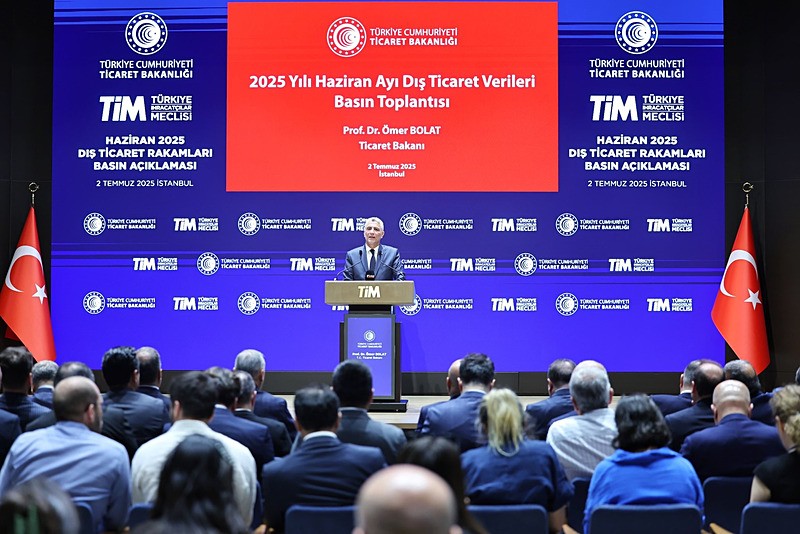 Ticaret Bakanı Ömer Bolat, Dış Ticaret Kompleksi'nde gerçekleştirilen ʺHaziran 2025 Dış Ticaret Rakamlarıʺ basın toplantısına katıldı (AA)