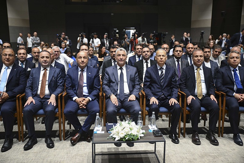 Ticaret Bakanı Ömer Bolat, Dış Ticaret Kompleksi'nde gerçekleştirilen ʺHaziran 2025 Dış Ticaret Rakamlarıʺ basın toplantısına katıldı (AA)