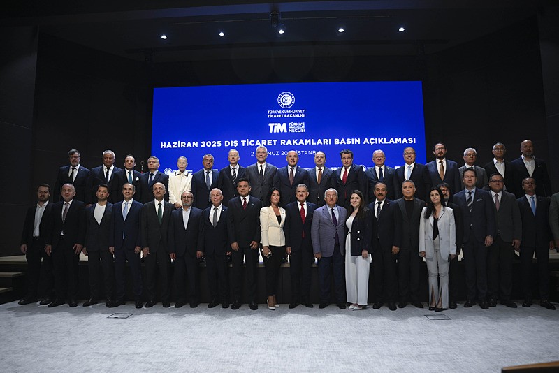 Ticaret Bakanı Ömer Bolat, Dış Ticaret Kompleksi'nde gerçekleştirilen ʺHaziran 2025 Dış Ticaret Rakamlarıʺ basın toplantısına katıldı (AA)