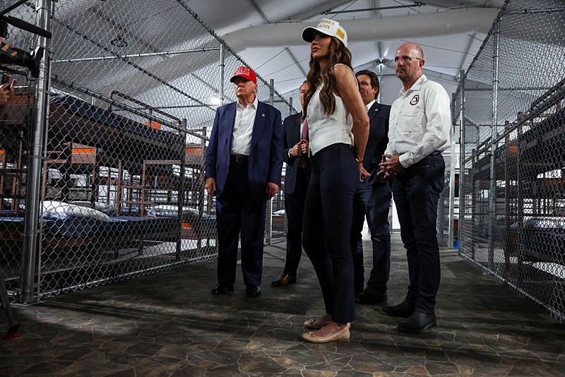 ABD Başkanı Donald Trump, yanında Florida Valisi Ron DeSantis ve İç Güvenlik Bakanı Kristi Noem ile birlikte timsahlarla çevrili göçmen cezaevini ziyaret etti, Reuters