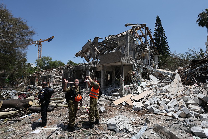 İran füzelerinin ardından Tel Aviv'de yıkım, EPA