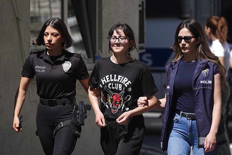 Saraçhane'de Başkan Erdoğan'a hakaret eden şüpheliler adliyede. (AA)