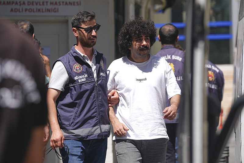 Saraçhane'de Başkan Erdoğan'a hakaret eden şüpheliler adliyede. (AA)