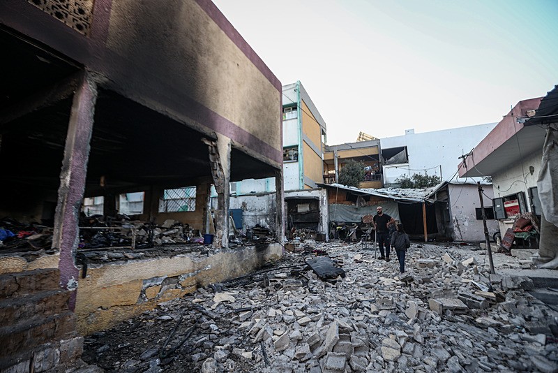 İşgalci İsrail ordusu Gazze'nin batısındaki Mustafa Hafız Okulu ve çevresindeki çadırlara saldırı düzenledi. Saldırıda okul binası ve çadırlarda büyük hasar oluştu (Fotoğraf: AA)