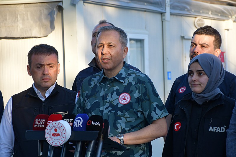 İçişleri Bakanı Ali Yerlikaya, orman yangınlarından etkilenen Bilecik'in Osmaneli ilçesi Soğucakpınar köyüne bağlı Kaşıkçı Mahallesi ile Gölpazarı ilçesine bağlı Köprücek köyünde incelemelerde bulundu. Yerlikaya, Köprücek köyünde gazetecilere açıklamalarda bulundu. (AA)