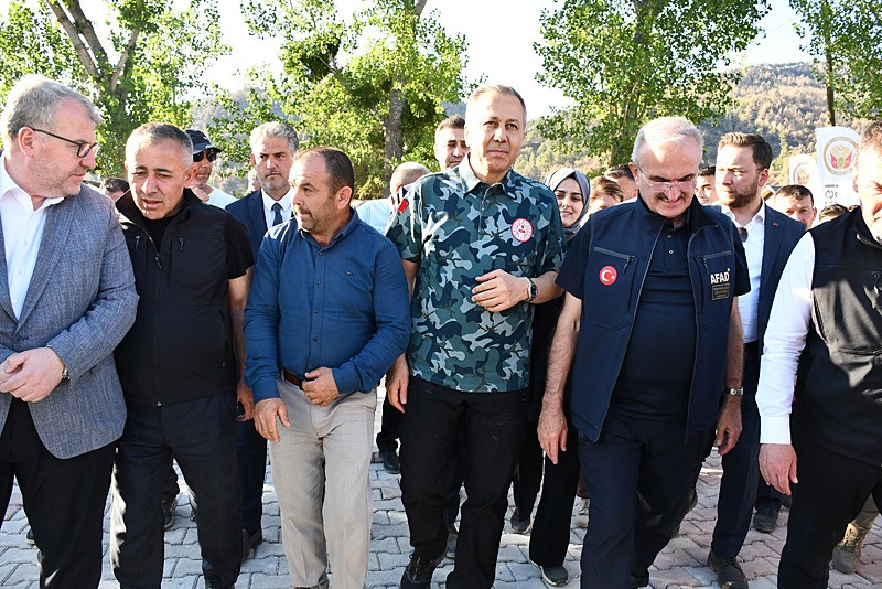 İçişleri Bakanı Yerlikaya, Bilecik'teki orman yangınlarından etkilenen köyleri ziyaret etti. (AA)