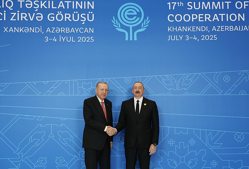 Başkan Recep Tayyip Erdoğan'dan Azerbaycan'ın Hankendi şehrinde gerçekleştirilen Ekonomik İşbirliği Teşkilatı (EİT) 17. Zirvesi'nde Azerbaycan Cumhurbaşkanı İlham Aliyev tarafından karşılandı (Fotoğraf: İHA)