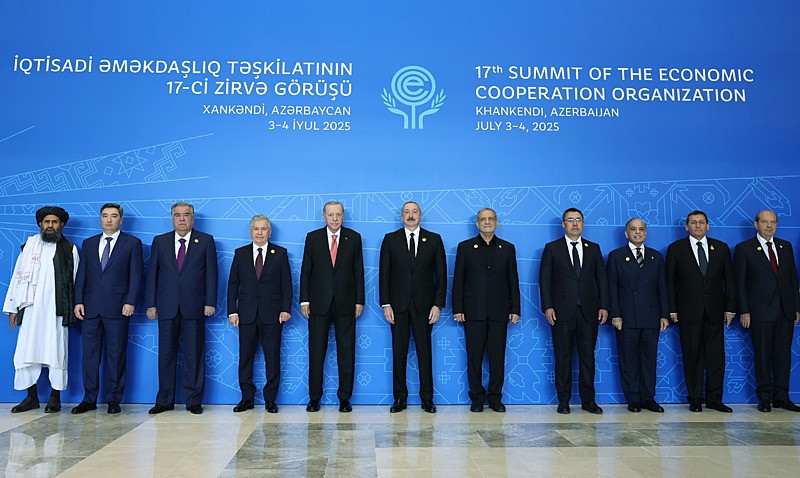  Aile fotoğrafında Başkan Erdoğan ve Aliyev'in yanı sıra İran Cumhurbaşkanı Mesud Pezeşkiyan (sağ 5), Özbekistan Cumhurbaşkanı Şevket Mirziyoyev (sol 4), Kırgızistan Cumhurbaşkanı Sadır Caparov (sağ 4), Tacikistan Cumhurbaşkanı İmamali Rahman (sol 3), Pakistan Başbakanı Şahbaz Şerif (sağ 3), KKTC Cumhurbaşkanı Ersin Tatar (sağda), Kazakistan Başbakanı Oljas Bektenov (sol 2), Afganistan geçici hükümeti Başbakan Yardımcısı Molla Abdulgani Birader (solda), Türkmenistan Başbakan Yardımcısı ve Dışişleri Bakanı Raşid Meredov (sağ 2) da hazır bulundu (AA)