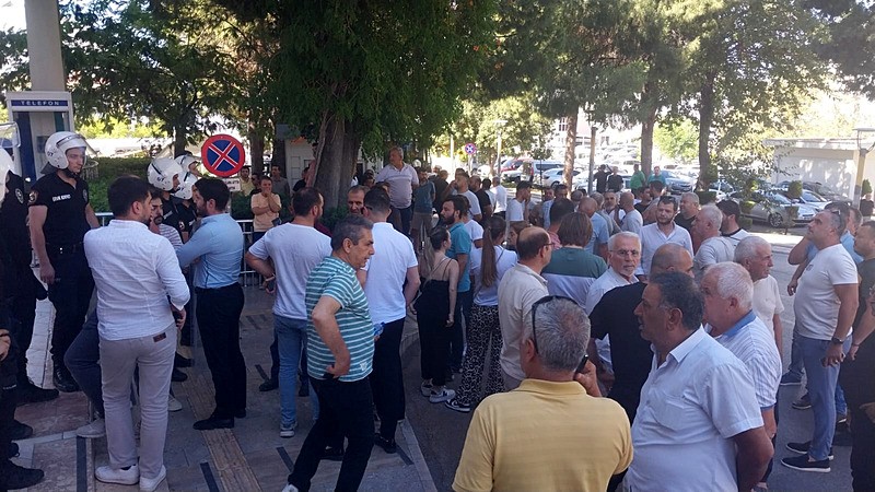 Antalya'nın Manavgat ilçesinde CHP'li belediyeye operasyon düzenlendi. Operasyonu kapsamında çok sayıda kişi hakkında gözaltına kararı olduğu belirtildi. (Fotoğraf: DHA)