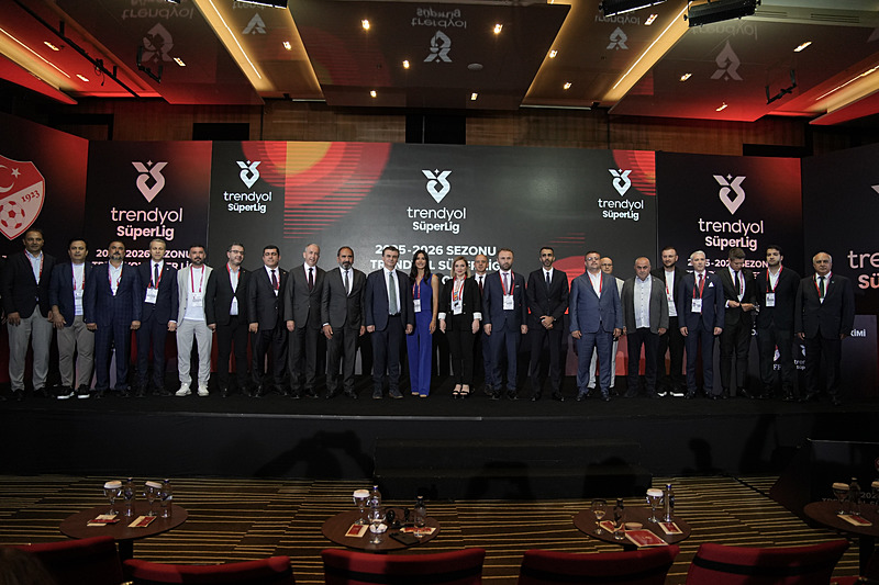 Süper Lig'de mücadele edecek olan takımların başkanları ve yöneticileri kura çekiminde yer aldı (İHA)