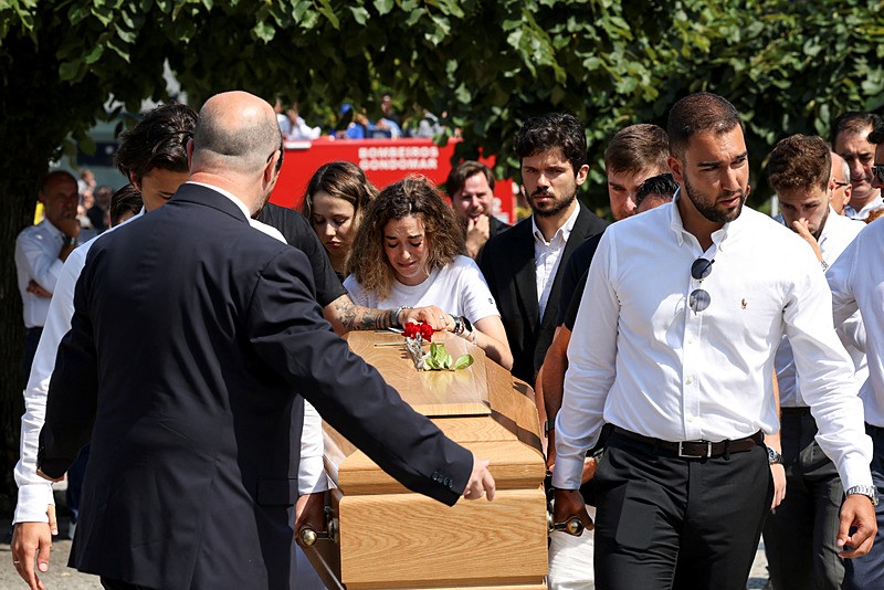 Jota'nın 20 günlük eşi tabutun başında, Reuters