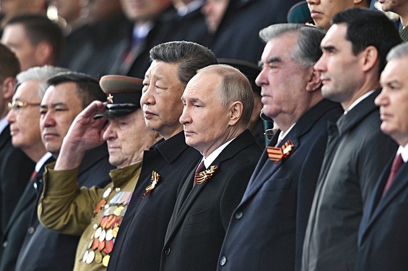 Putin ve Şi II. Dünya Savaşı'nda Nazi Almanyası'na karşı Sovyetler Birliği'nin zaferinin anma töreninde Moskova'da, Takvim Fotoğraf Arşivi