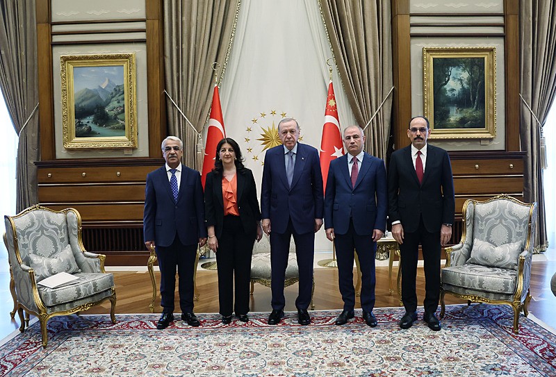 Başkan Recep Tayyip Erdoğan, DEM Parti'li Pervin Buldan ve beraberindeki heyeti Cumhurbaşkanlığı Külliyesi'nde kabul etti. (Fotoğraf: AA)