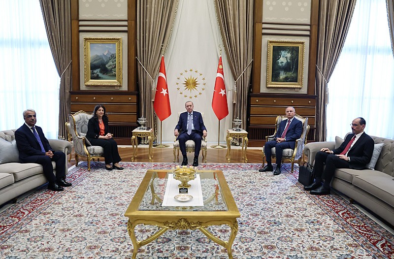 Başkan Recep Tayyip Erdoğan, DEM Parti'li Pervin Buldan ve beraberindeki heyeti Cumhurbaşkanlığı Külliyesi'nde kabul etti. (Fotoğraf: AA)
