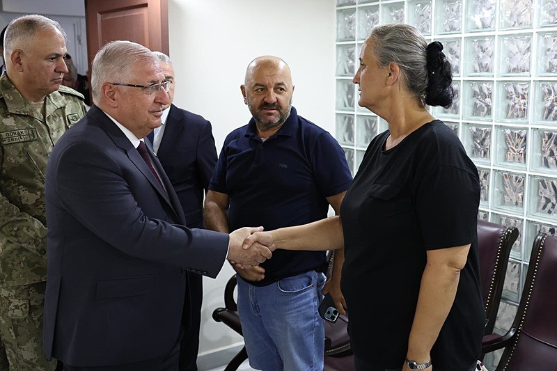 Bakan Güler, metan gazından zehirlenen Mehmetçikleri hastanede ziyaret etti. (DHA)