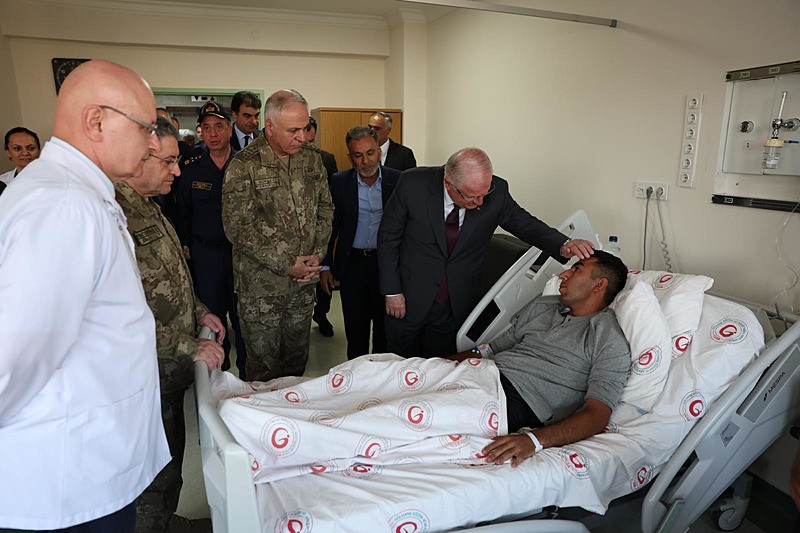 Bakan Güler, metan gazından zehirlenen Mehmetçikleri hastanede ziyaret etti. (DHA)